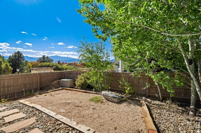 Building Photo - Main Level Living in Pine Creek...Views ar...