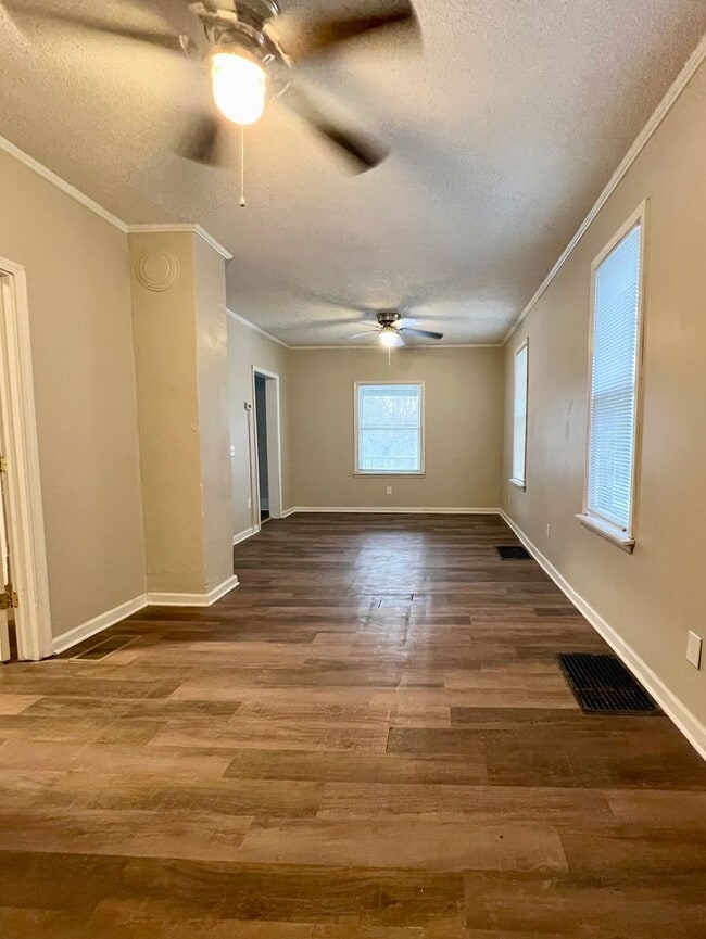 Building Photo - 5 Bedroom Home in Kalamazoo