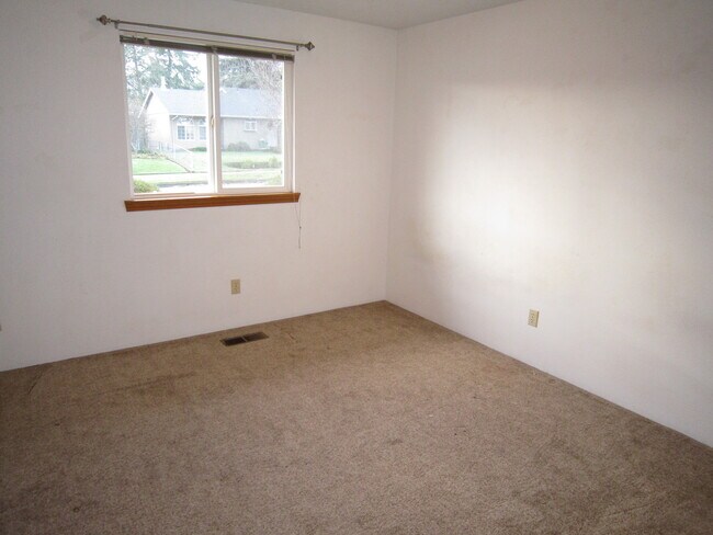 Building Photo - Three Bedroom in South Salem