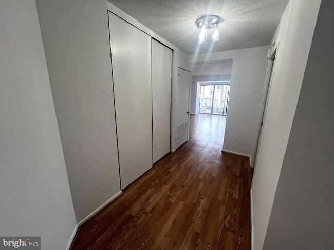 Building Photo - 1600 N Oak St