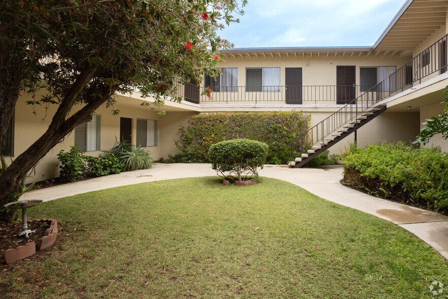 Primary Photo - Crestwood Apartments