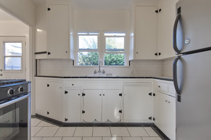 Kitchen - 4522 Alumni Ave