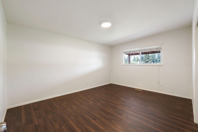 Building Photo - Spacious 5 Bedroom with Huge yard and 3 fireplaces