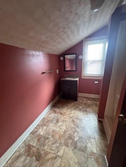 Building Photo - 2531 Woodbine Ave