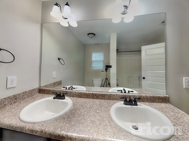 Building Photo - 498 Kirkland Dr