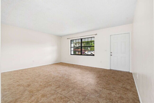 Building Photo - Recently updated 3BR, 2BA in The Shores