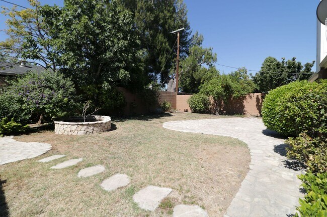 Building Photo - Charming home in West Hills adjacent neighborhood!