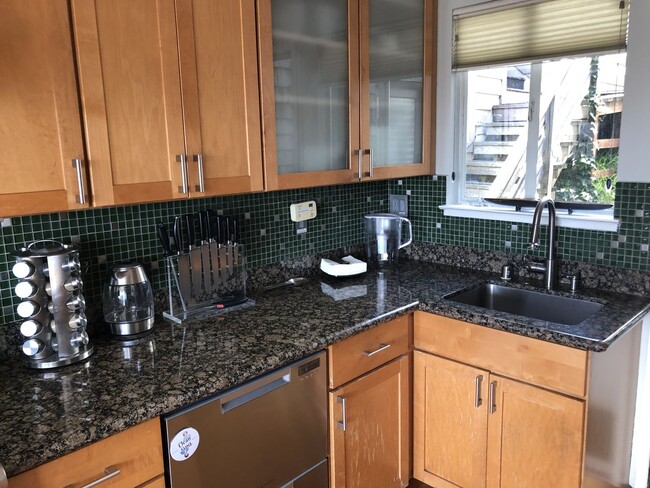 Building Photo - Elegant & Expansive Furnished 3 Bedroom/2 ...