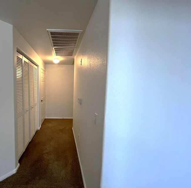 Building Photo - 3 Bedroom Condo with 1 Car Garage