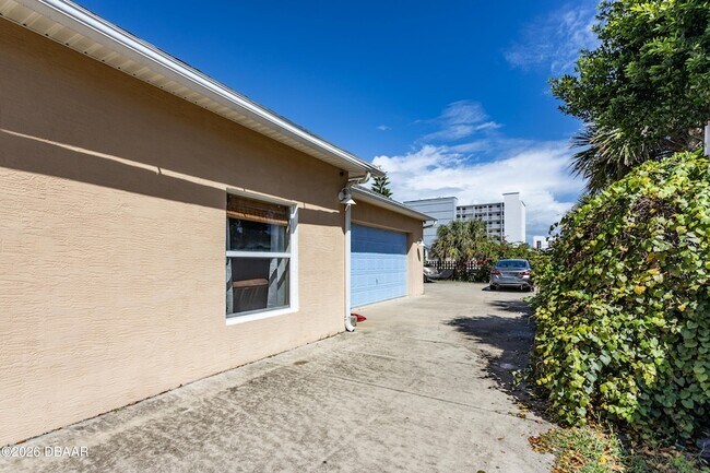 Building Photo - 497 Grandview Ave