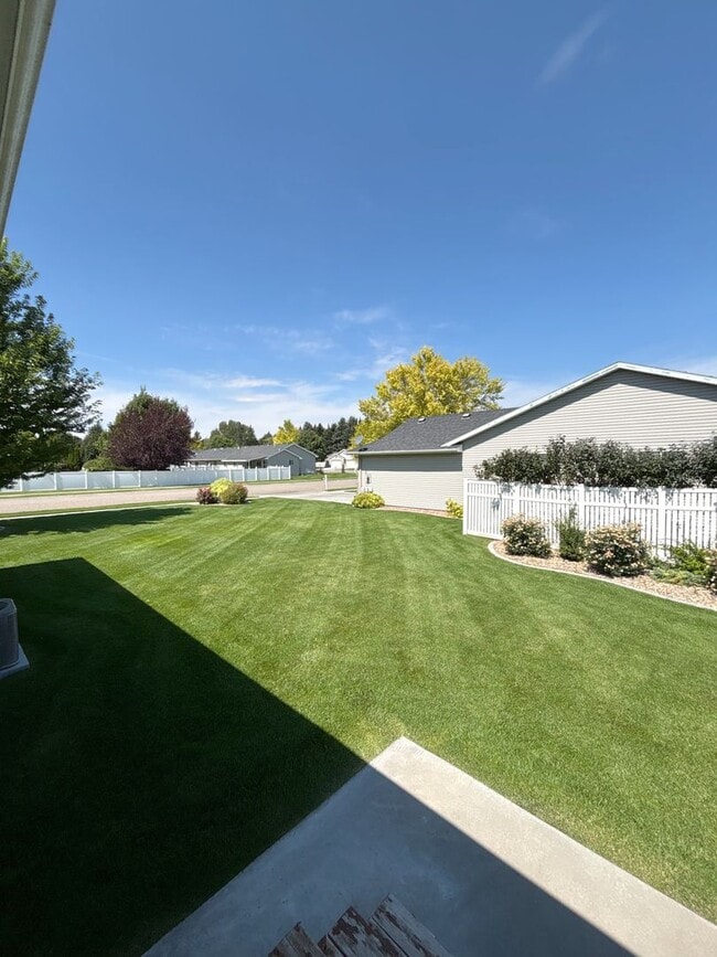 Building Photo - 2456 Brandon Dr