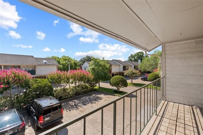 Building Photo - 2211 S Kirkwood Rd