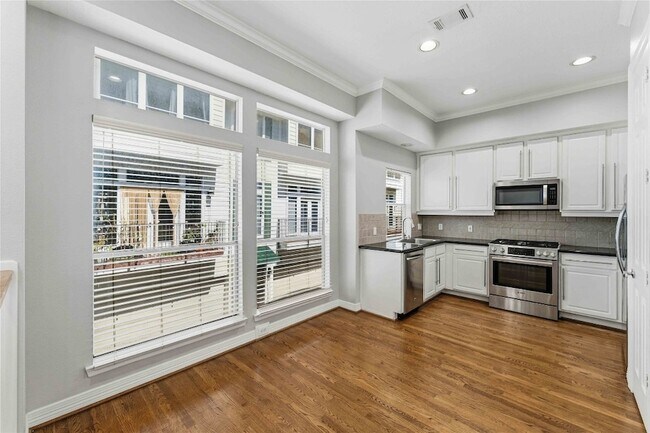 Building Photo - 1332 Fairview St