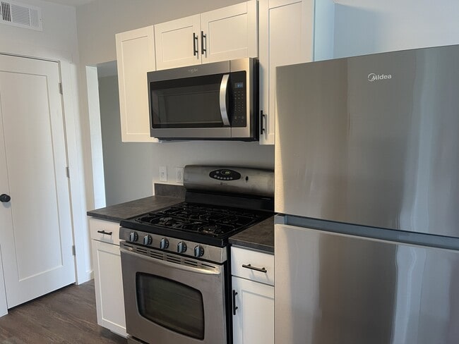 Building Photo - 1210 E Monroe Dr