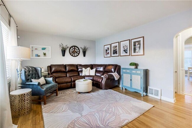 Building Photo - COMING SOON - Adorable Home in Lenexa