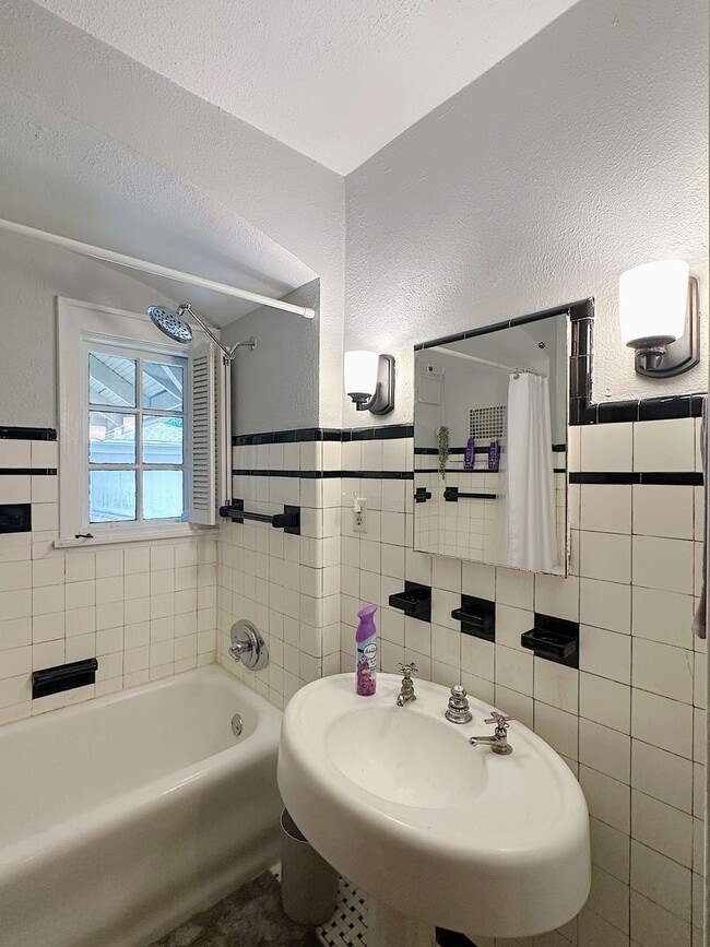 Building Photo - Charming Furnished 3BR/2BA Duplex in Histo...