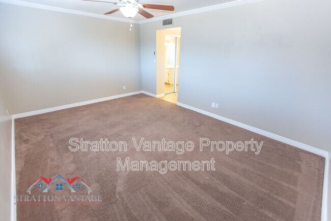 Building Photo - 704 E La Jolla Dr