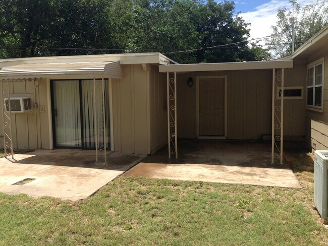 Building Photo - Huge Updated 4 Bedroom/2 Bath/2 Living Room House close to TTU - Available AUGUST