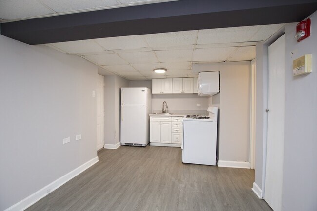 Building Photo - 3521 W Grace St