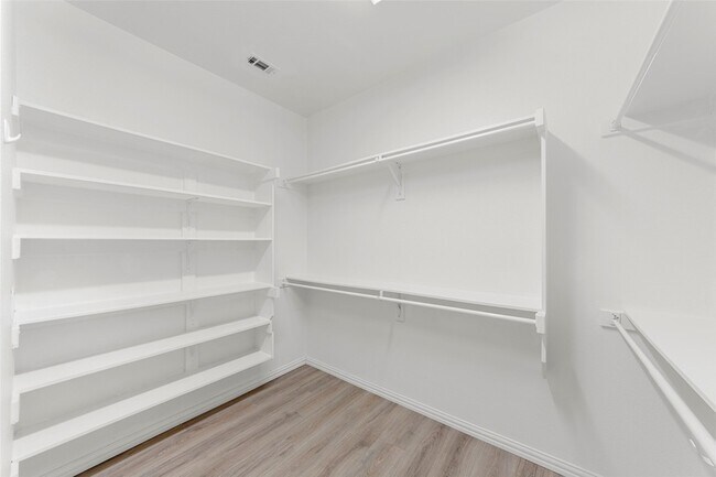 Building Photo - 4829 Bayview Dr