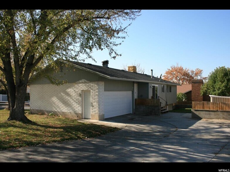 Building Photo - 1125 E Fallbrook Way