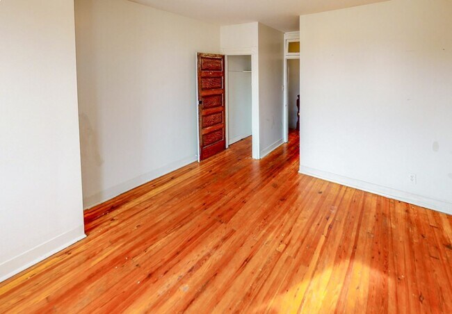 Building Photo - Wonderful Row Home on a Quiet Street