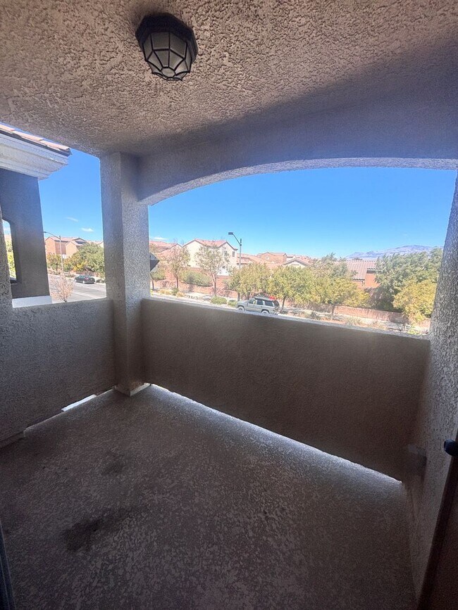 Building Photo - 2 Bed + Den/ 2 Bath 2nd floor condo in Gat...