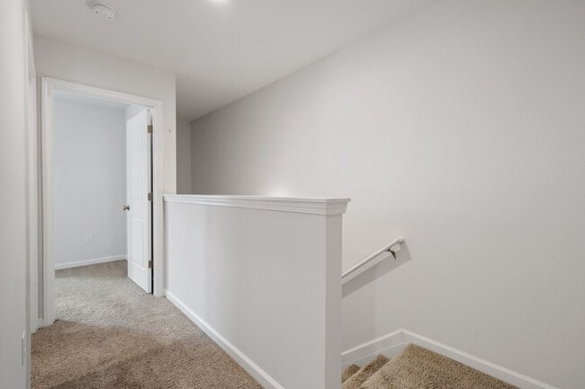 Building Photo - Lovely 3 BR, 2.5 BA Townhome, Centrally lo...