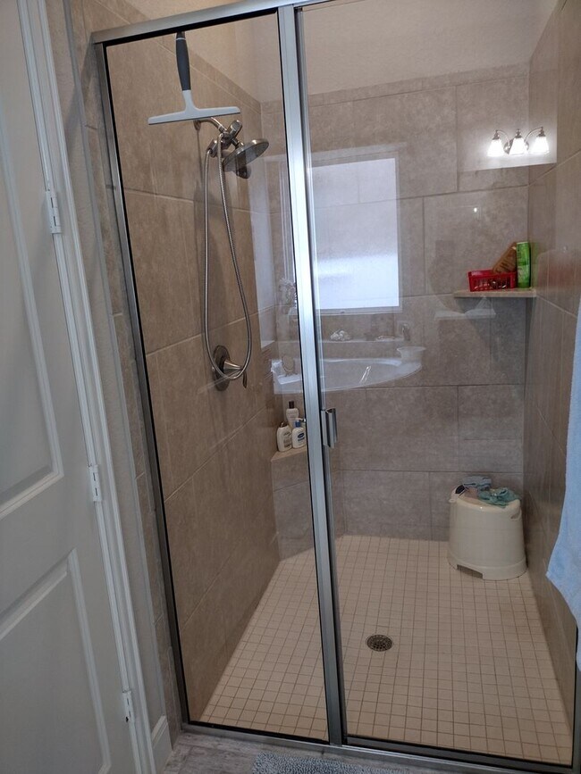 Building Photo - Beautiful 4 bedroom with a pool!!!