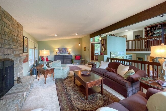 Building Photo - Fully Furnished Home