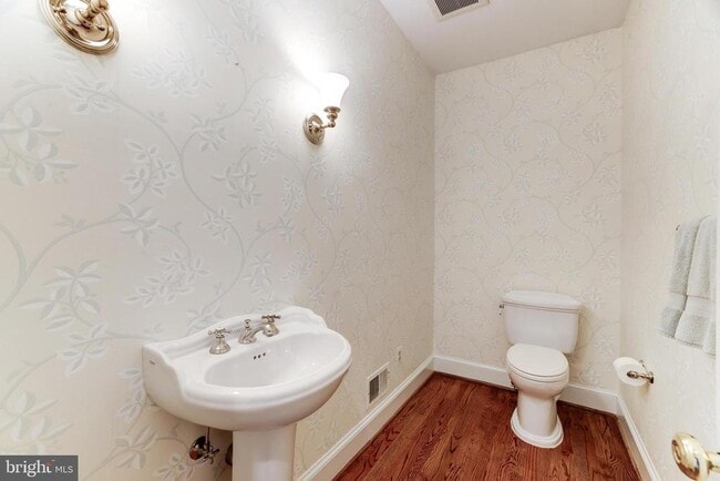 Building Photo - 8001 Greenwich Woods Dr