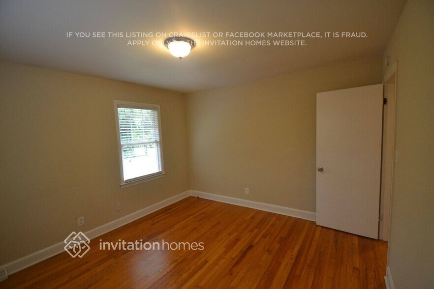 Building Photo - 1142 Eastview Dr
