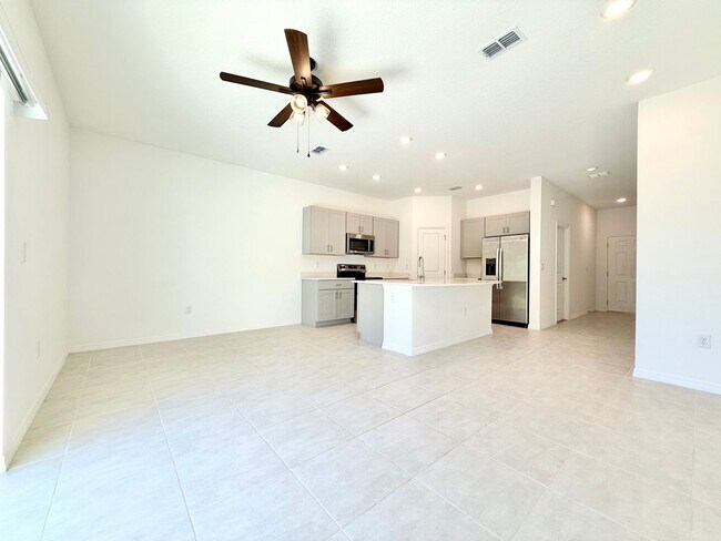 Building Photo - Designed for the way you live! 3Bedrooms/2.5Bath Edgewater Townhome