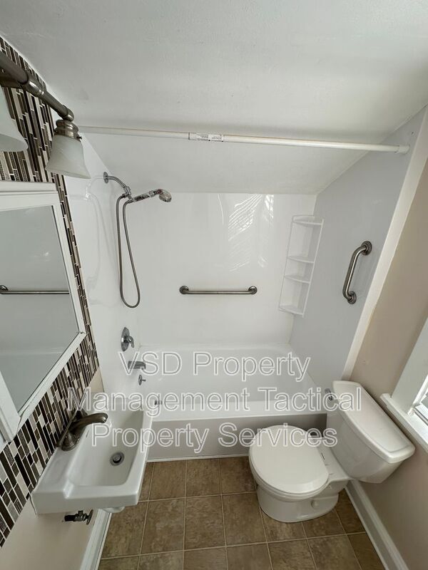 Building Photo - 1780 S Green Rd