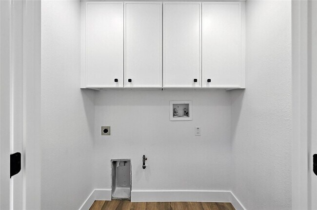 Building Photo - 815 Buckingham Pl