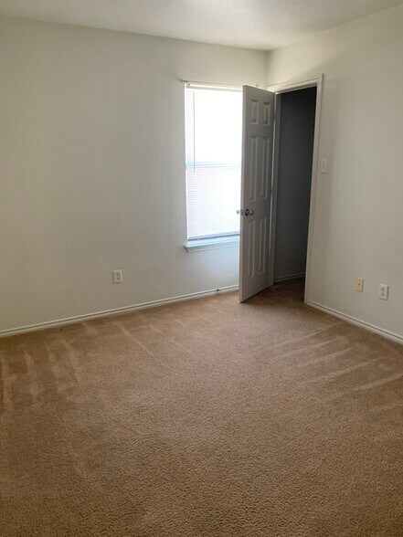 Building Photo - 2916 Ashley Dr