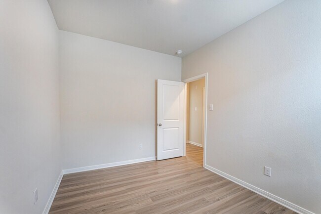 Building Photo - 15419 Maple Ter Dr