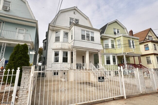 Building Photo - 282 Woodside Ave