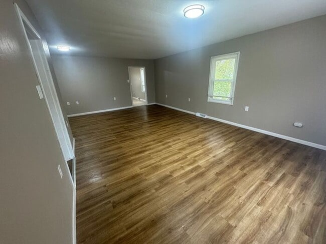 Building Photo - 4 Bed/2 Bath Ranch