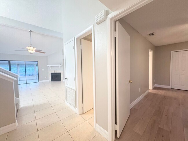 Building Photo - Fantastic 3 BR Lake Mary Home with vaulted...