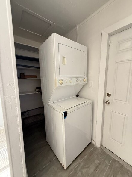 Building Photo - 716 W 5th St