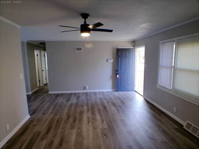 Building Photo - Beautiful 2 bedrooms and 2 baths with vanity located on S Hawthorne Ave in Independence, convenie...