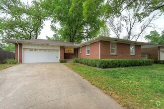 Building Photo - Clean 3 bed 1.5 bath close to Brookside an...