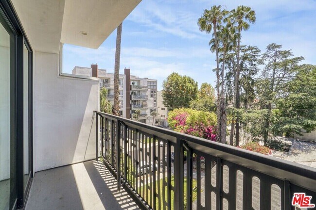 Building Photo - 1445 1/4 N Martel Ave