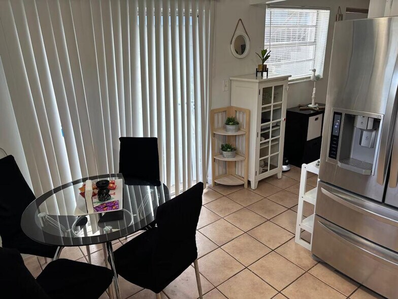 Building Photo - 441 NE 5th Ct