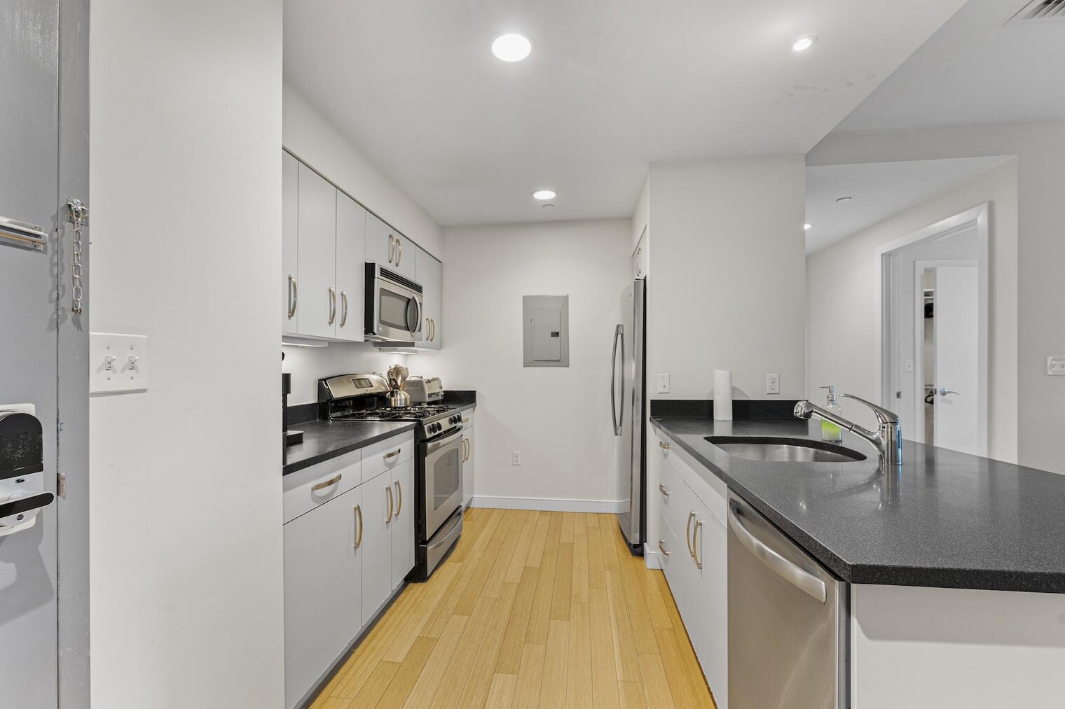 Building Photo - 601 Albany St