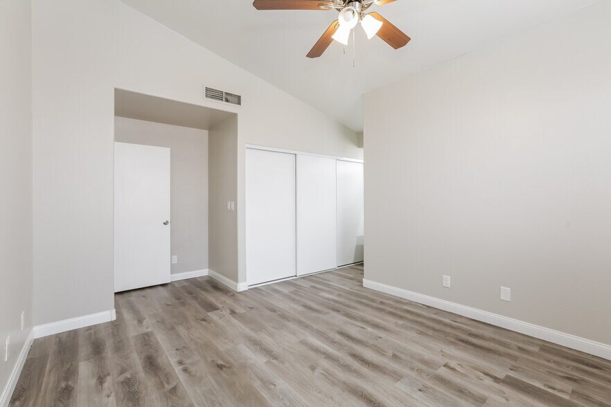 Building Photo - 7680 Beverly Hills Dr