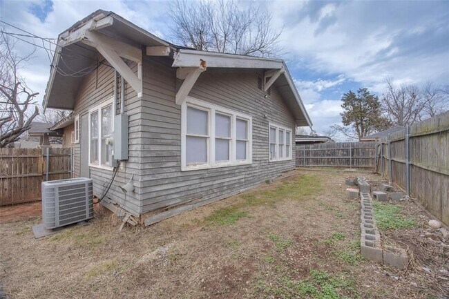 Building Photo - 726 NW 24th St