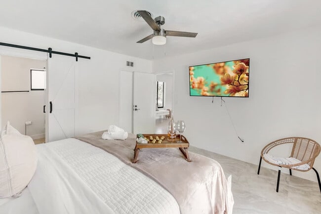 Building Photo - 2325 NE 195th St