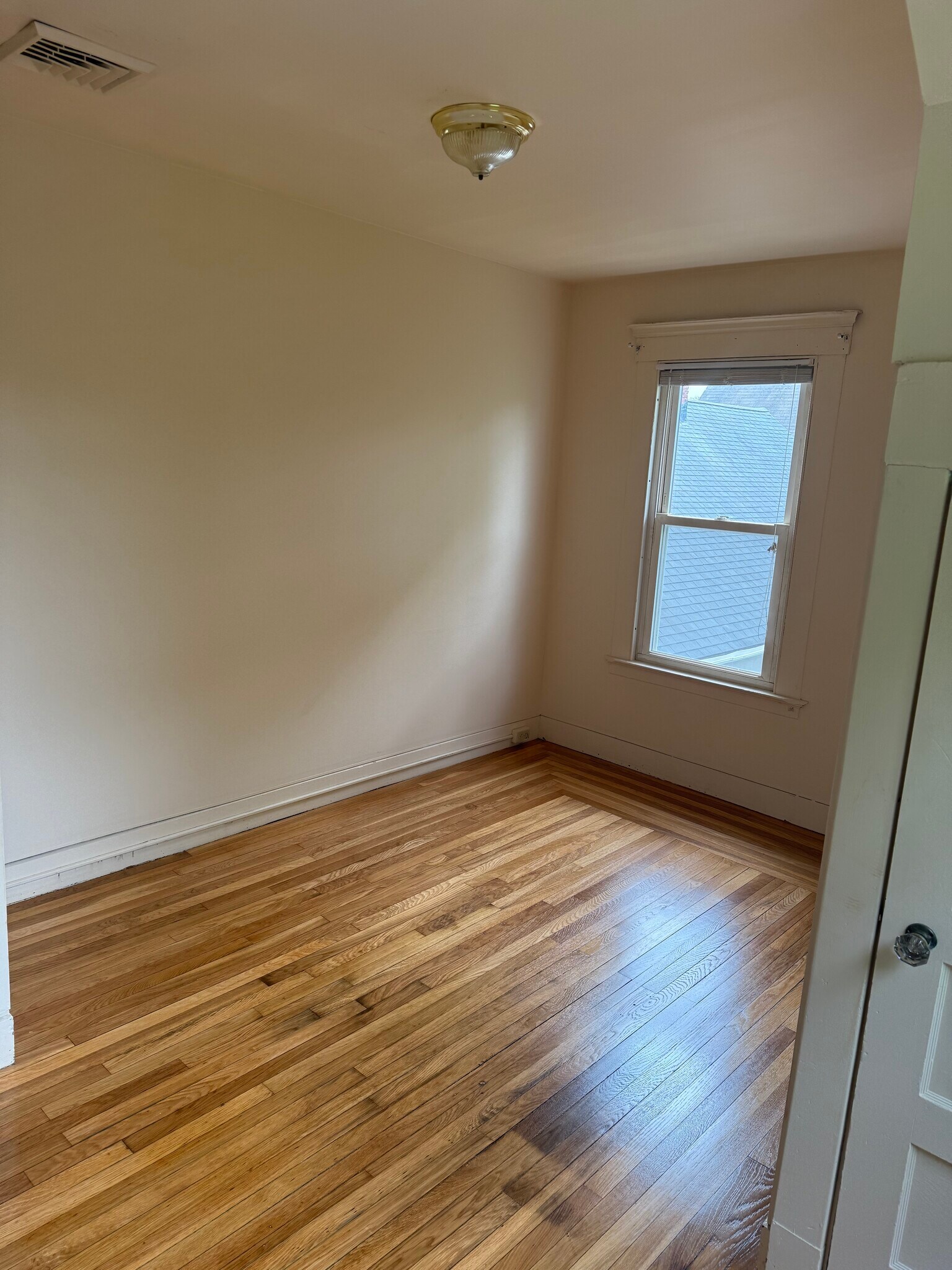 Rear bedroom - 94 Hubinger St